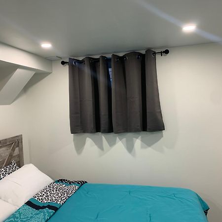 Modern 1 Bedroom + Den In Cambridge Extérieur photo