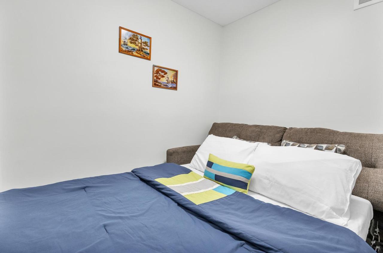 Modern 1 Bedroom + Den In Cambridge Extérieur photo